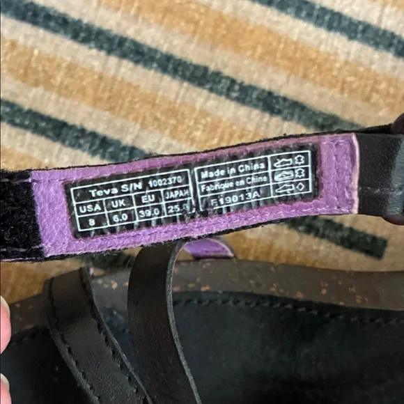 Women's Teva Black Leather Sandals, size 8 - Picture 7 of 7